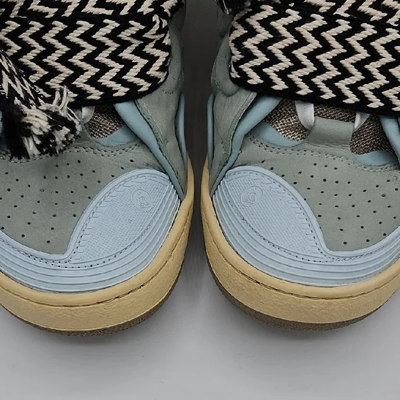 Stylish High-Top Sneakers with Bold Laces USED 1X